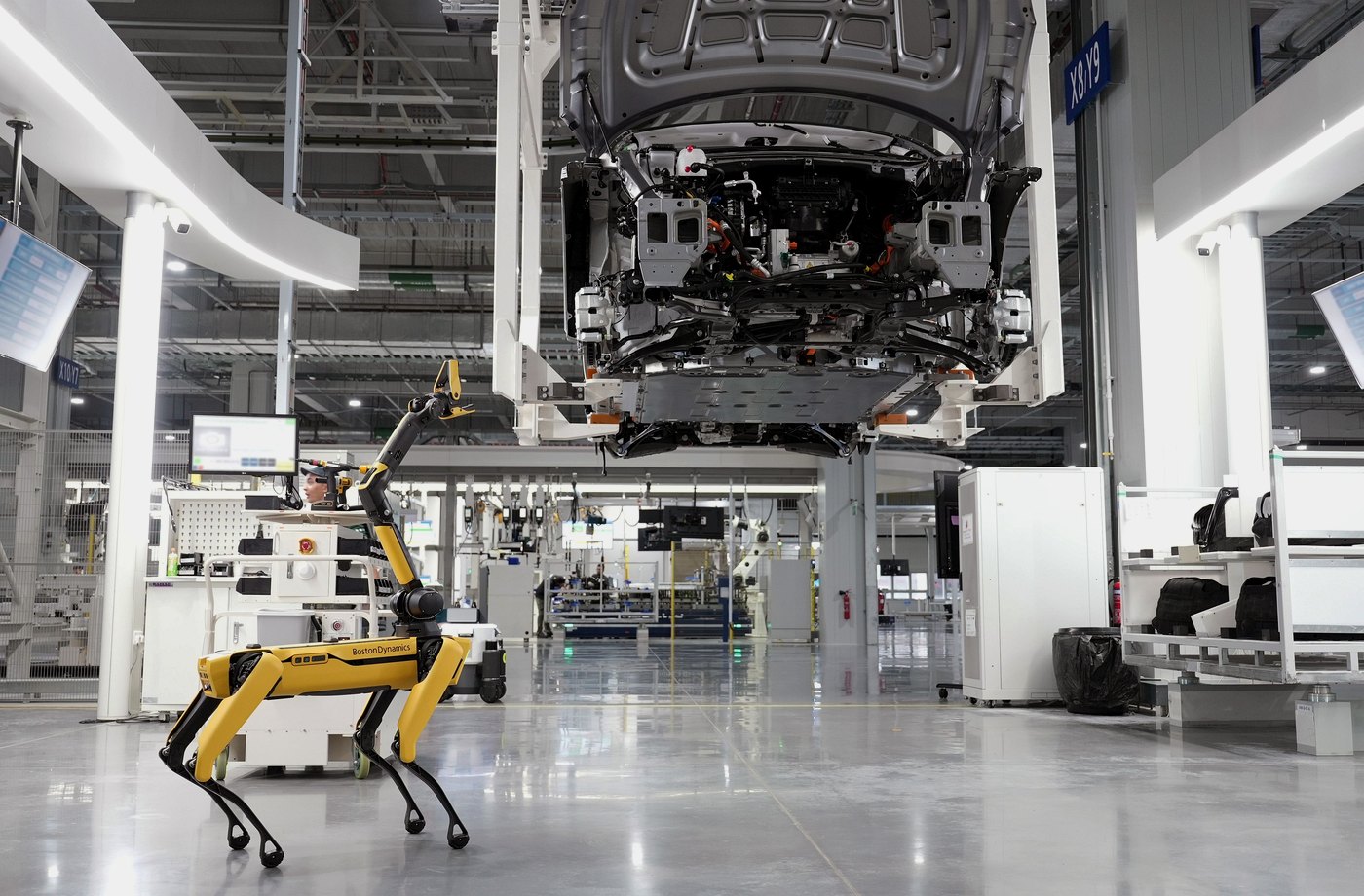 Ground robotic platform operating inside an industrial factory